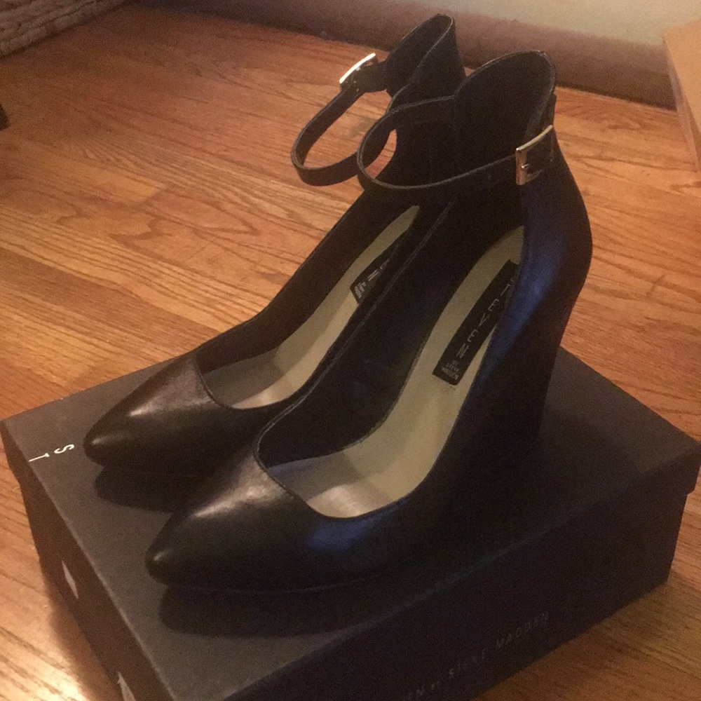 Steven by Steve Madden Black Leather Wedge…